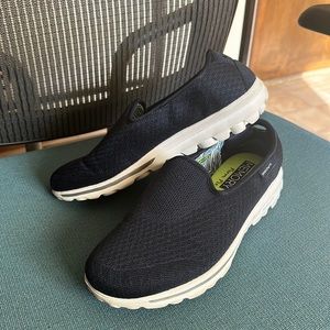 Sketchers - Memory Form Fit - Women’s Go Walk Slip -On Shoe - Size 8.5